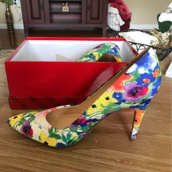 Guess Ivory Fabric Heels 8.5 - Picture 2 of 3